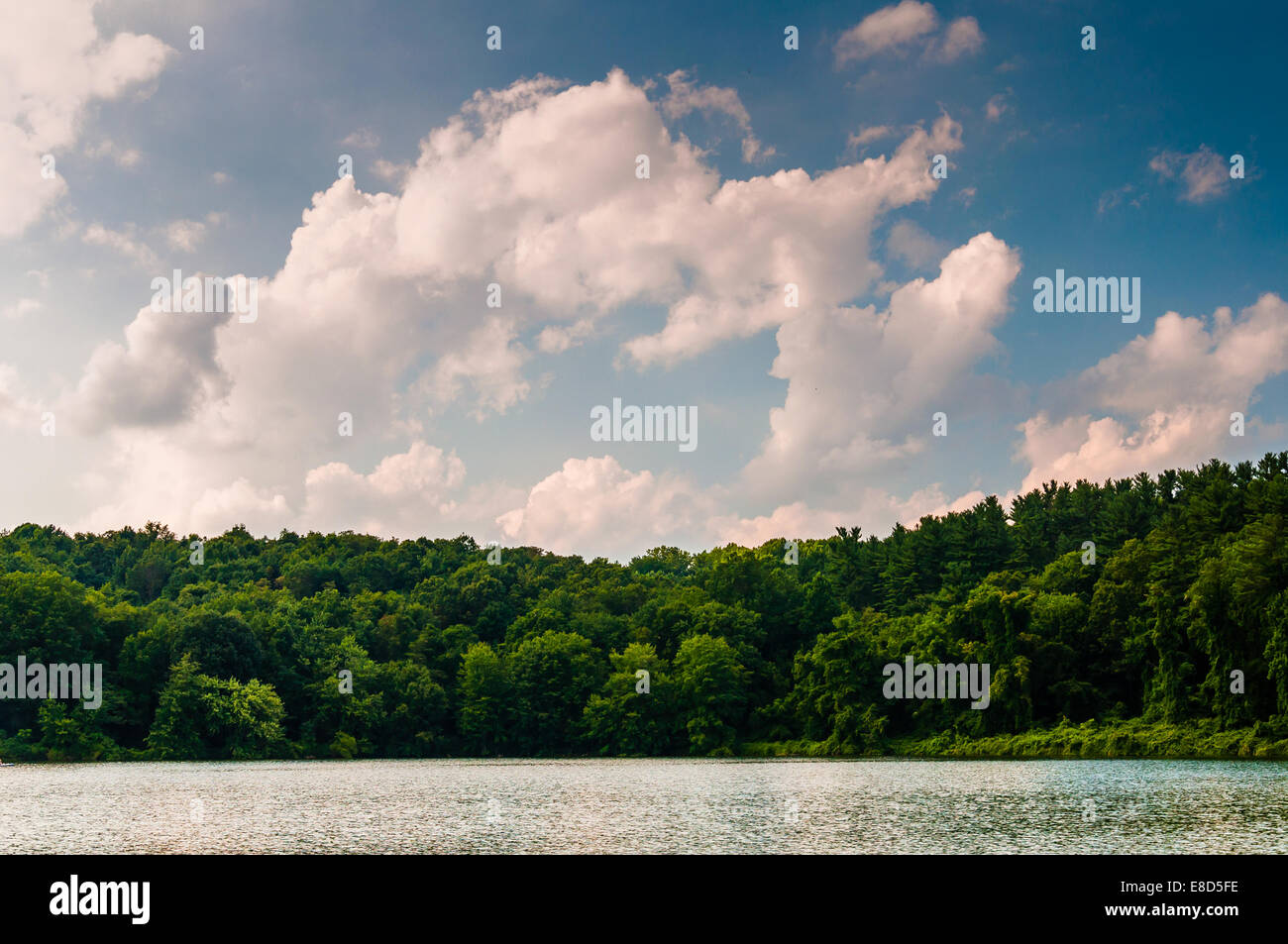 Wolken über Williams Lake, in der Nähe von York, Pennsylvania. Stockfoto