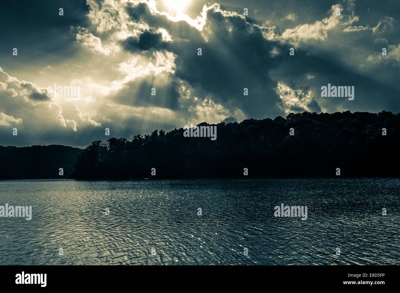Dramatischen Sonnenuntergang Himmel und Lichtstrahlen über Williams Lake, in York, Pennsylvania. Stockfoto