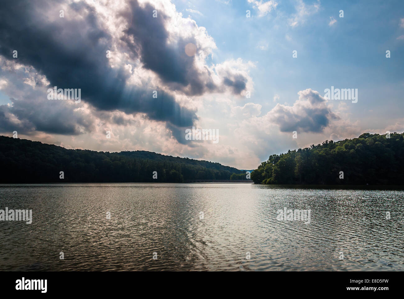 Abend Wolken über Williams Lake, in York, Pennsylvania. Stockfoto