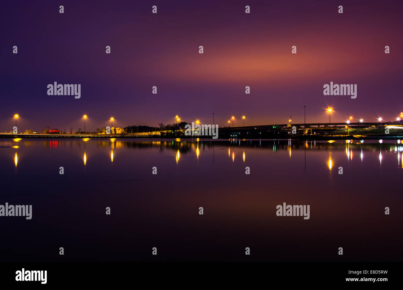 Lichter und Autobahnen reflektiert in den Potomac River in der Nacht, gesehen vom National Harbor, Maryland. Stockfoto