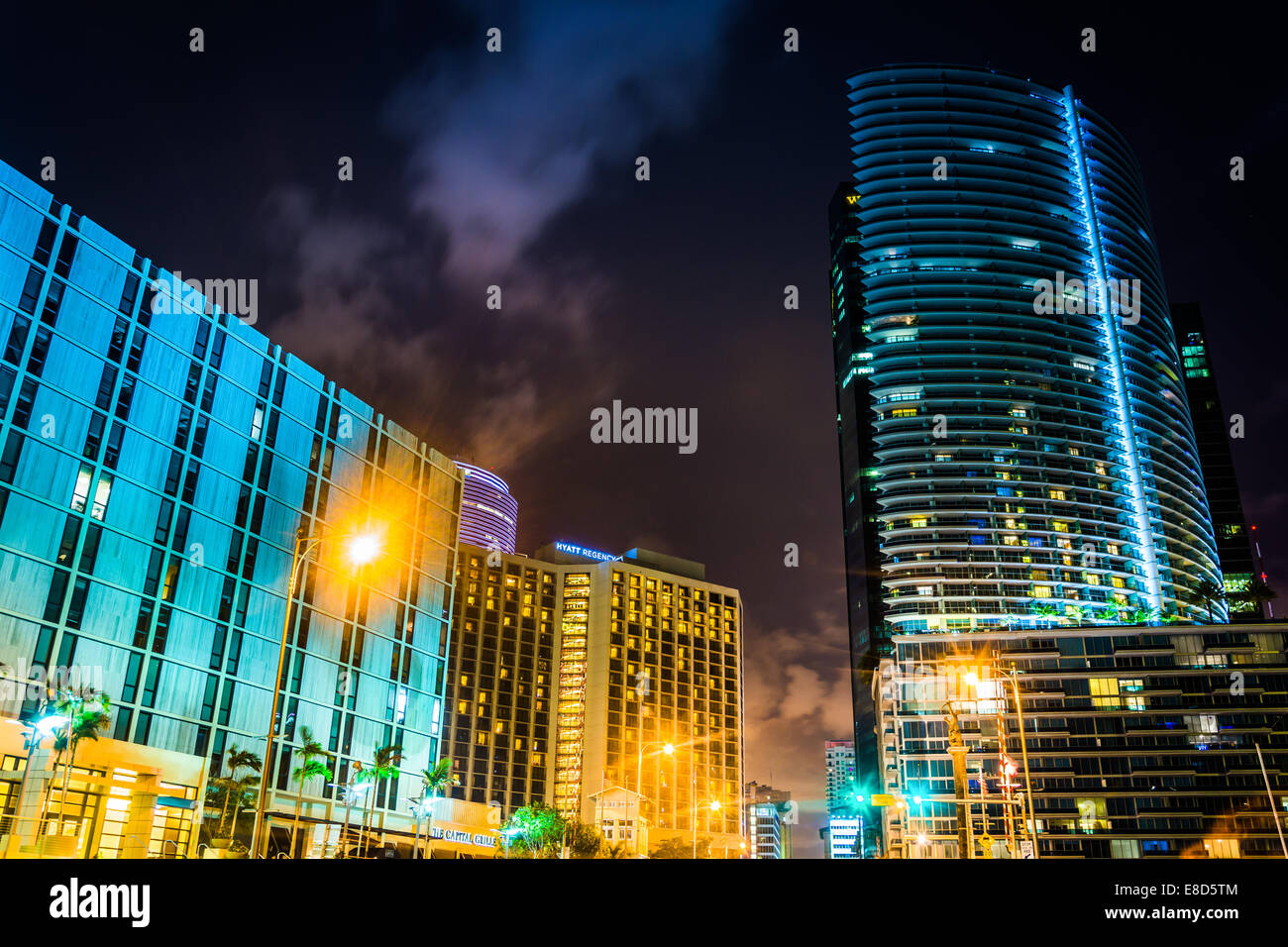 Hochhäuser entlang der Brickell Avenue in der Innenstadt von Miami, Florida. Stockfoto