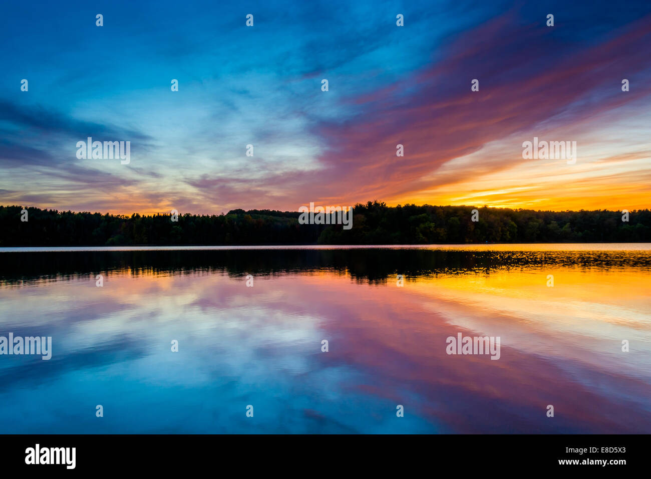 Sonnenuntergang widerspiegelt in langen Arm Reservoir, Pennsylvania. Stockfoto