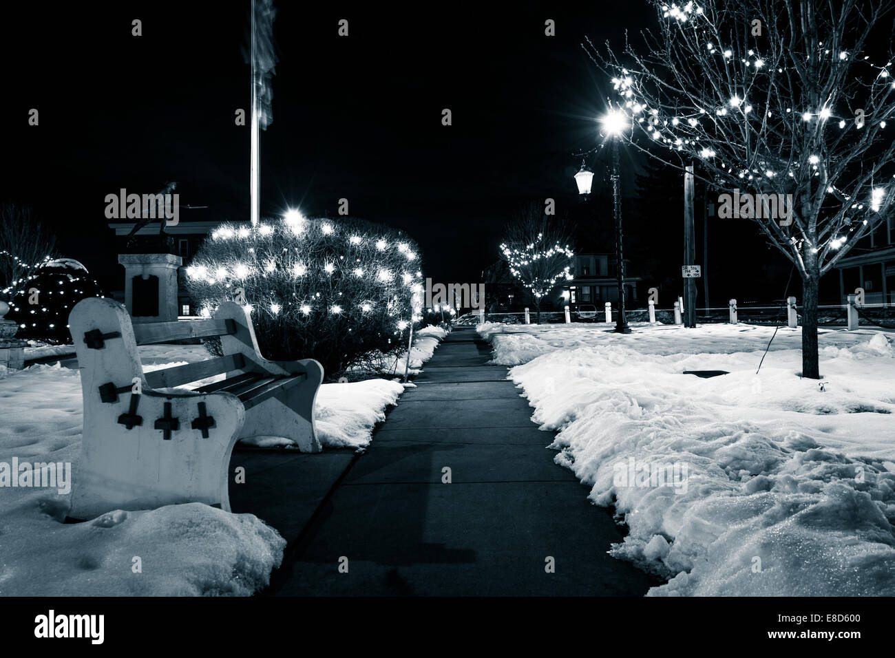 Der Altstädter Ring an einem Winterabend in Jefferson, Pennsylvania. Stockfoto