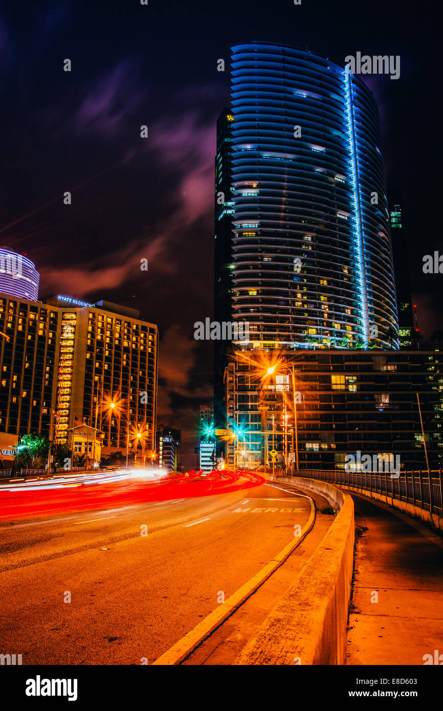 Verkehr auf Brickell Avenue in der Nacht, in der Innenstadt von Miami, Florida. Stockfoto