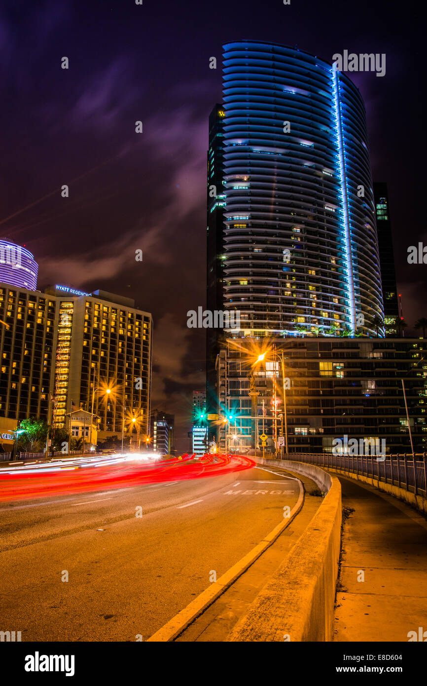 Verkehr auf Brickell Avenue in der Nacht, in der Innenstadt von Miami, Florida. Stockfoto