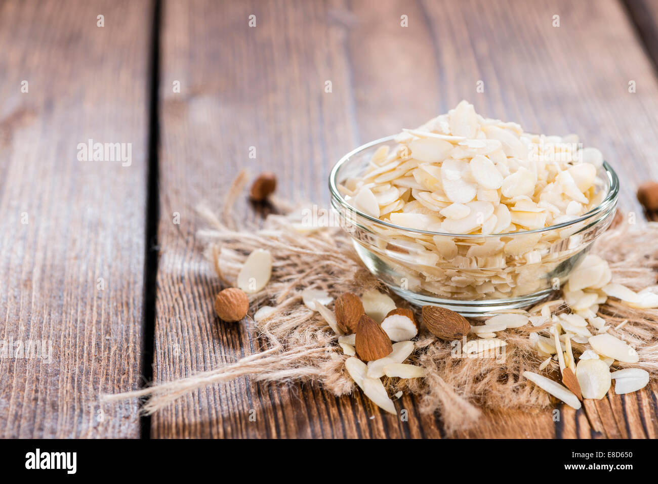 Portion Mandeln Flocken auf hölzernen Hintergrund Stockfoto