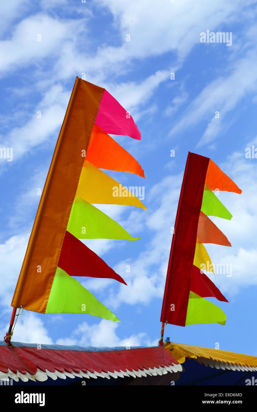 Fahnen flattern im Wind unter Sideshow Gasse auf der Royal Perth Show, Western Australia. Stockfoto