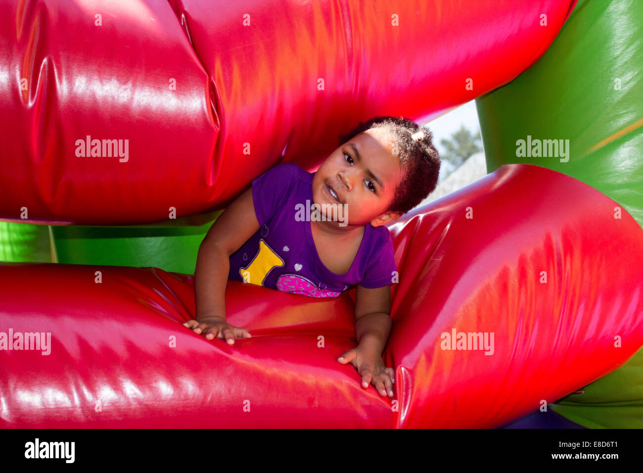 Afroamerikanische Mädchen, Mädchen, Mädchen, aufblasbare Hüpfburg, Geburtstagsparty, Santa Rosa, Sonoma County, Kalifornien, Stockfoto