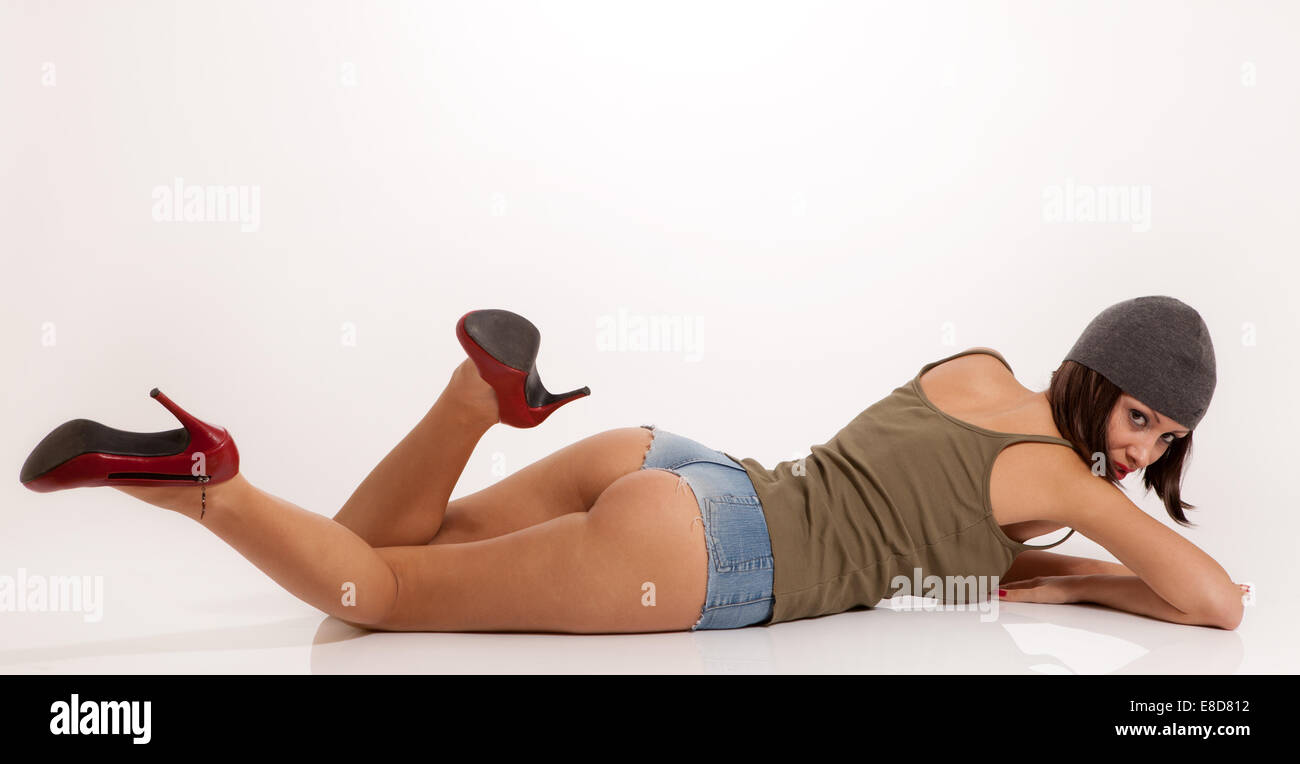 Sexy Frau mit kurzen Jeans, Hut und roten high heels Stockfoto