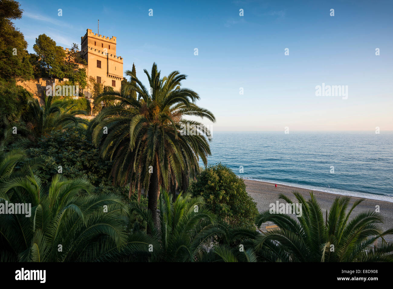 Villa mit Palmen am Meer, Riviera di Ponente, Ligurien, Finale Ligure, Italien Stockfoto