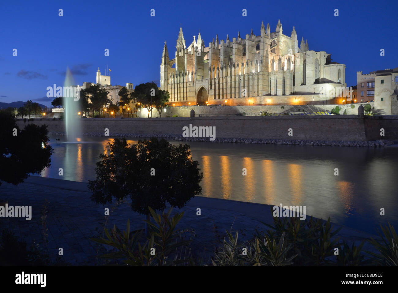 Kathedrale La Seu, Palma Kathedrale, in der Abenddämmerung, Palma, Mallorca, Balearen, Spanien Stockfoto