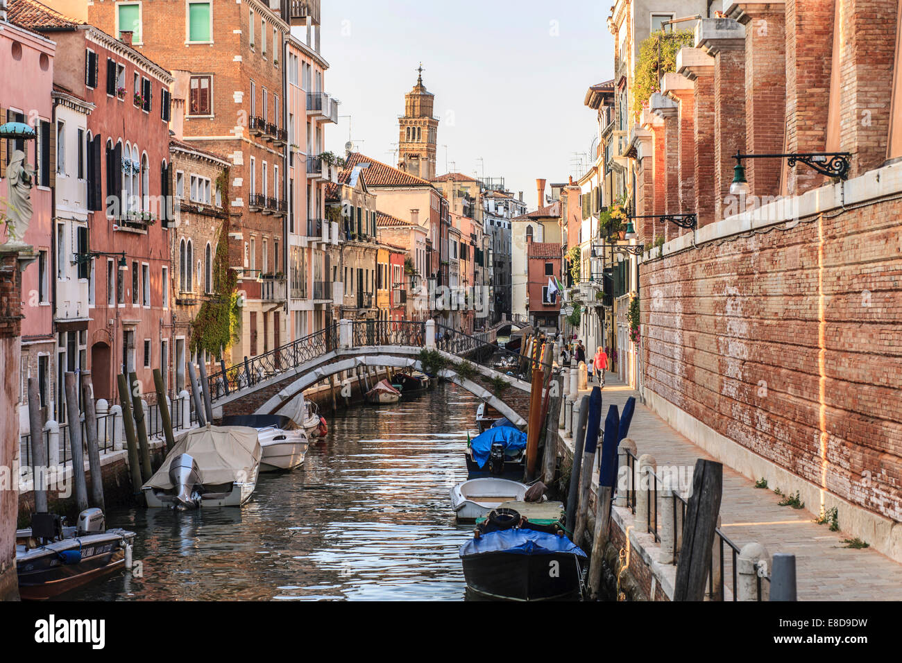 Kanal Rio De La Fornace mit Brücken und Boote, Venedig, Italien Stockfoto