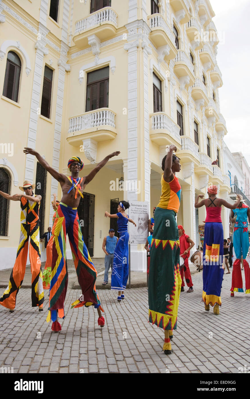 Straßenkünstler auf Stelzen in Alt-Havanna, Havanna, Kuba Stockfoto