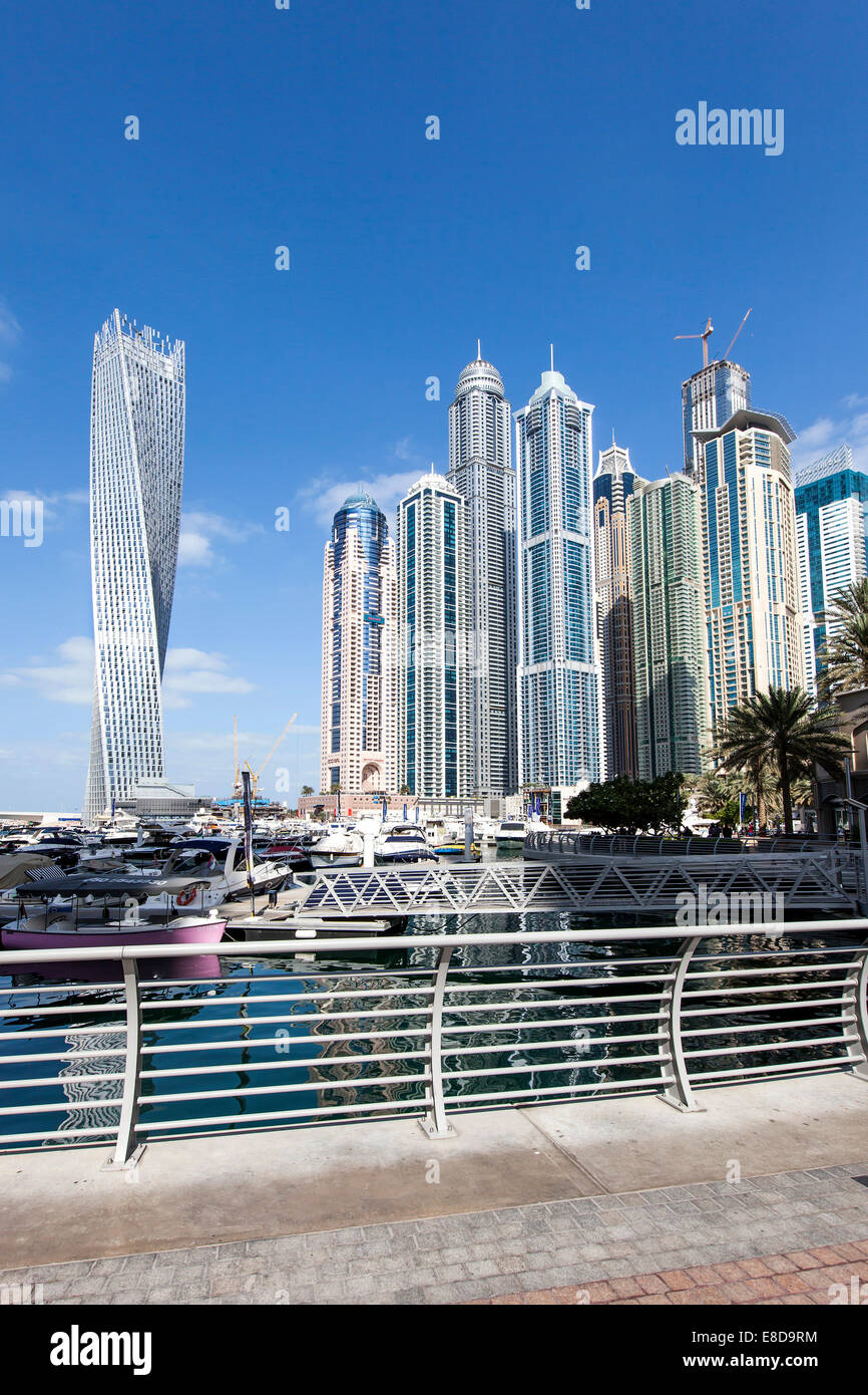Cayan Tower und Wolkenkratzer mit Marina, Dubai Marina, Dubai, Vereinigte Arabische Emirate Stockfoto