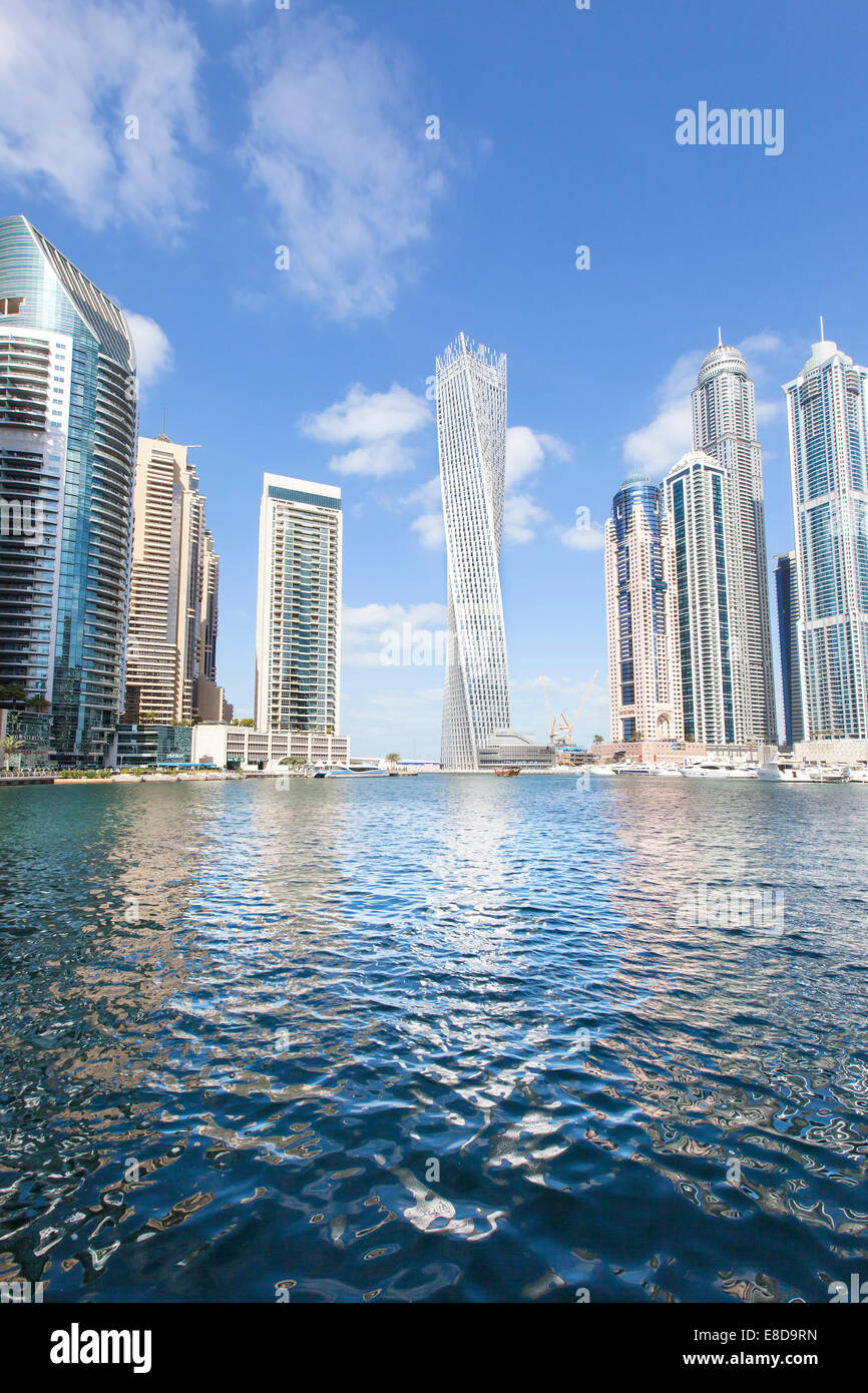 Cayan Tower und Wolkenkratzer mit Marina, Dubai Marina, Dubai, Vereinigte Arabische Emirate Stockfoto