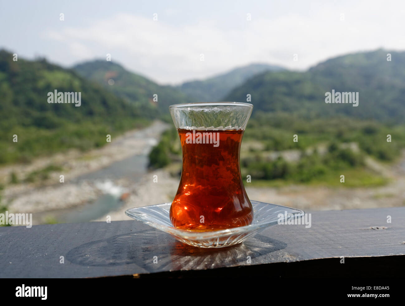 Glas mit Tee, Fırtına Tal, Rize Provinz, Pontische Gebirge, Schwarzmeer Region, Türkei Stockfoto