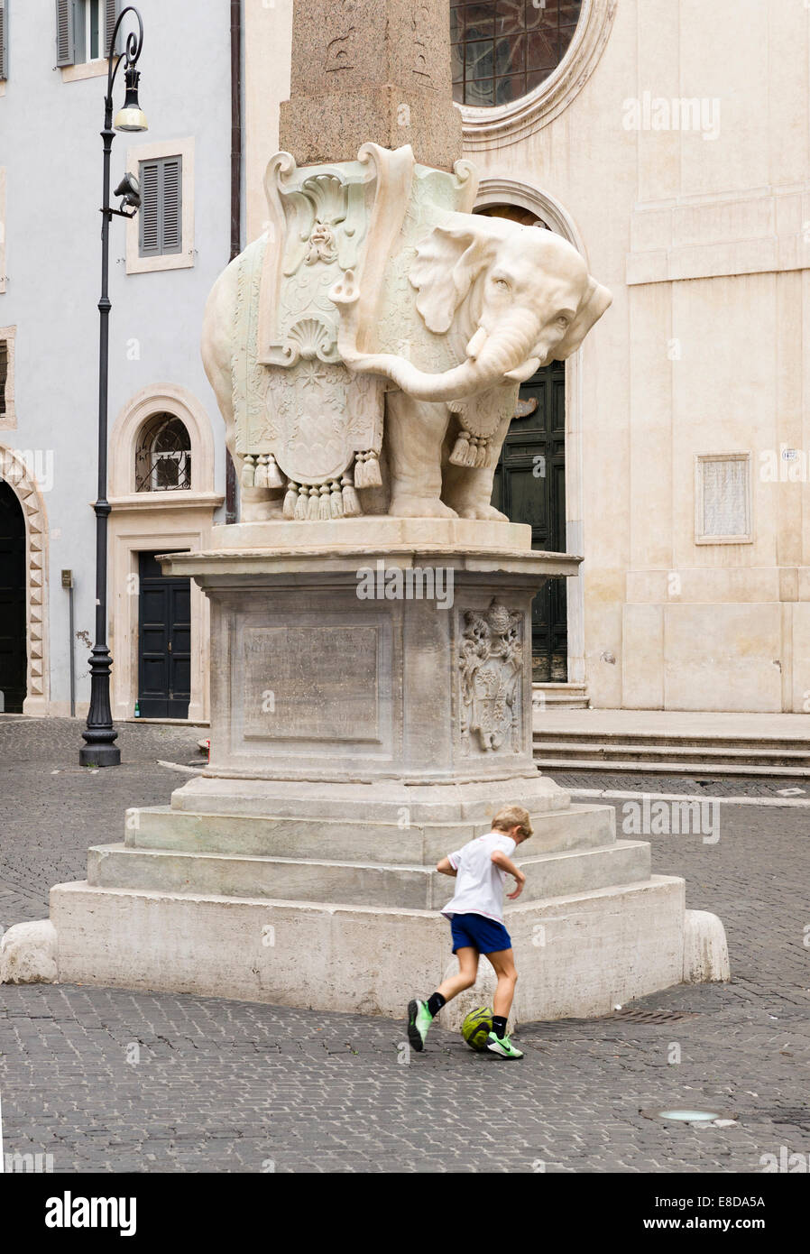 Pulcino della Minerva, Elefant und Obelisk, Elefanten-Statue an der Basis des Obelisken Obelisco della Minerva, Rom, Latium Stockfoto