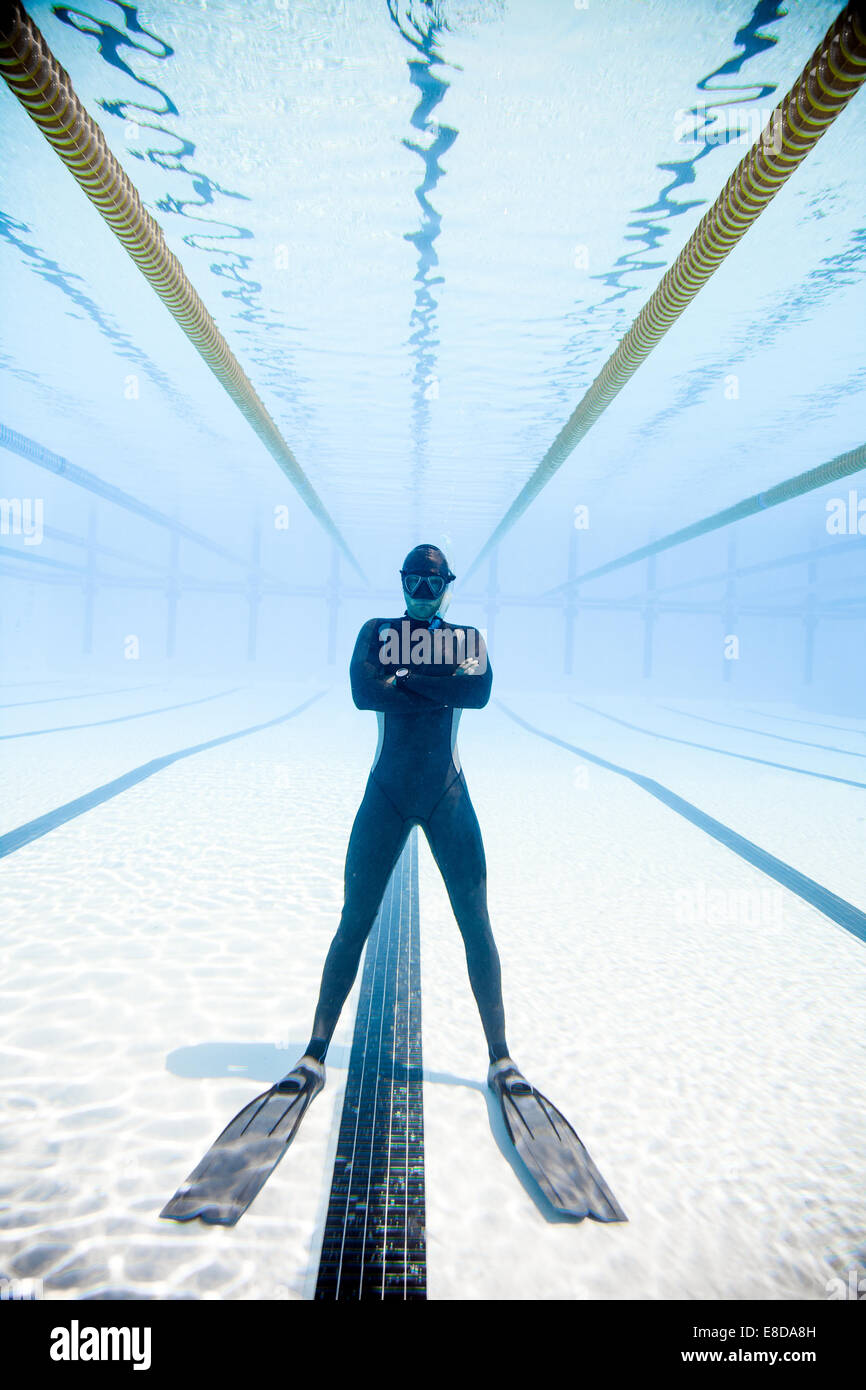 Freediving Wettbewerb Sicherheitspersonal mit gekreuzt Armen inmitten des Pools Stockfoto