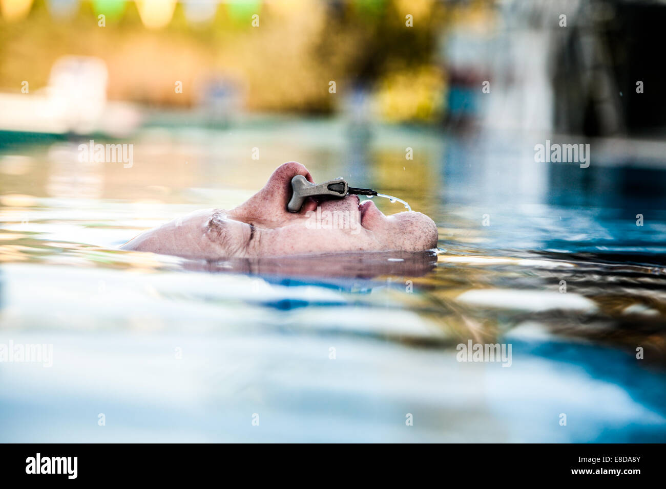 Freediver während eines Wettbewerbs Entspannung und Atmung vor seinem Auftritt Stockfoto