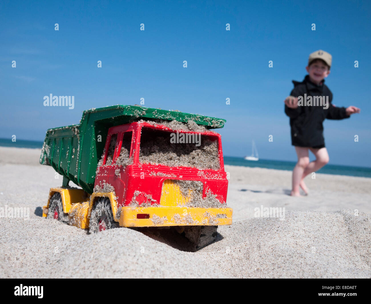 Spielzeug Kipper LKW an einem Strand, junge auf der Rückseite, Mecklenburg-Western Pomerania, Deutschland Stockfoto