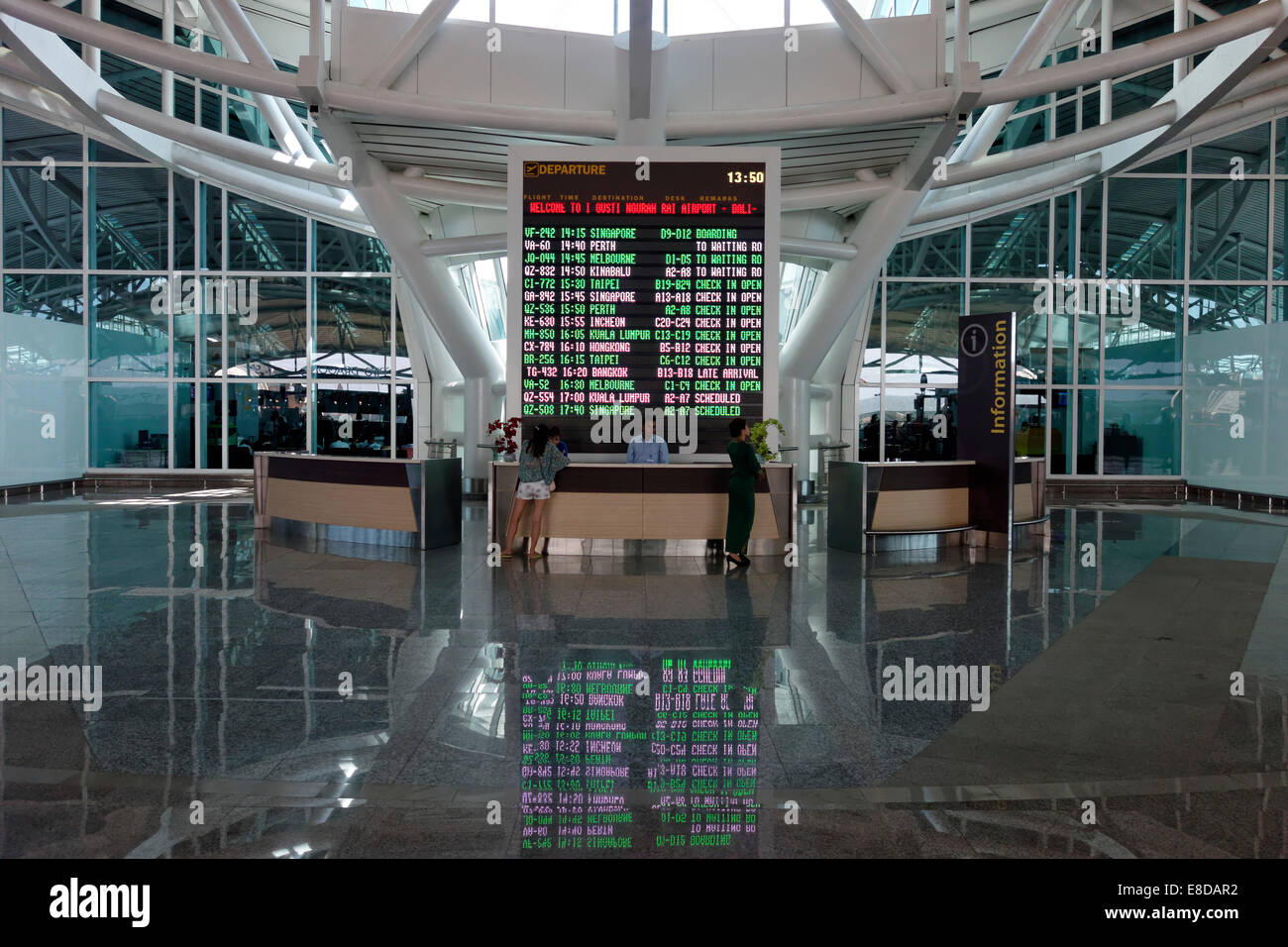 Informationsstand mit LED Anzeige Brett, Abfahrten, Ngurah Rai Airport oder Flughafen Denpasar, Tuban, Bali Stockfoto