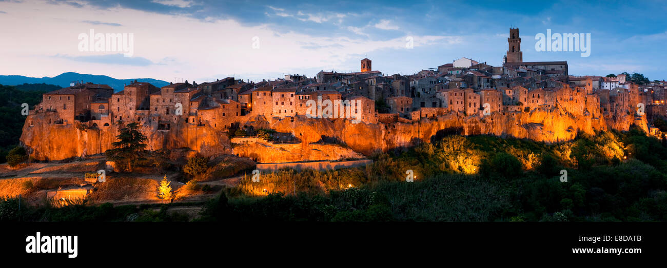 Pitigliano bei Dämmerung, Maremma, Provinz Grosseto, Toskana, Italien Stockfoto