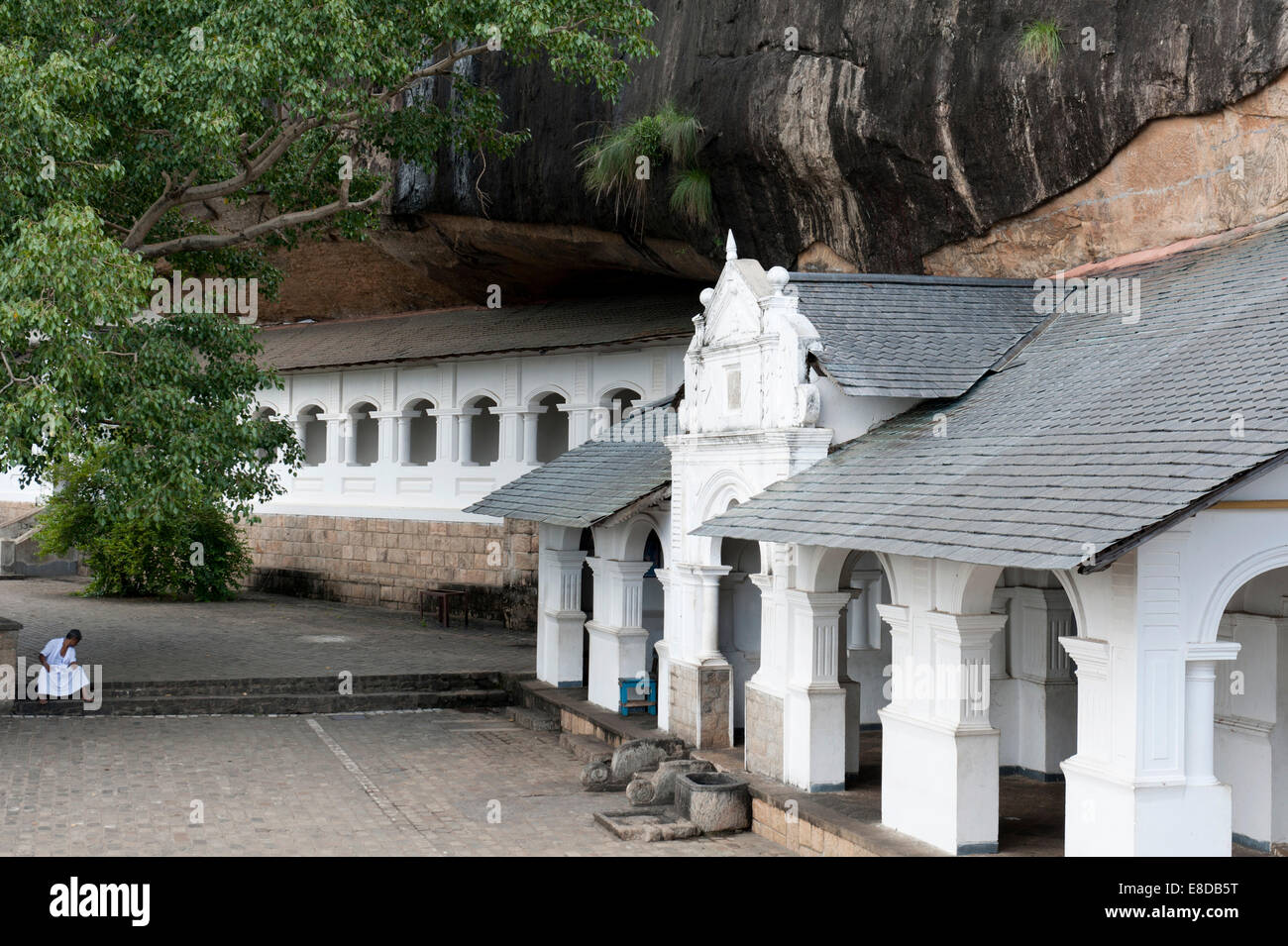 Weiße Gebäude unterhalb einer Felswand, Höhle, Golden Tempel, Dambulla, Sri Lanka Stockfoto