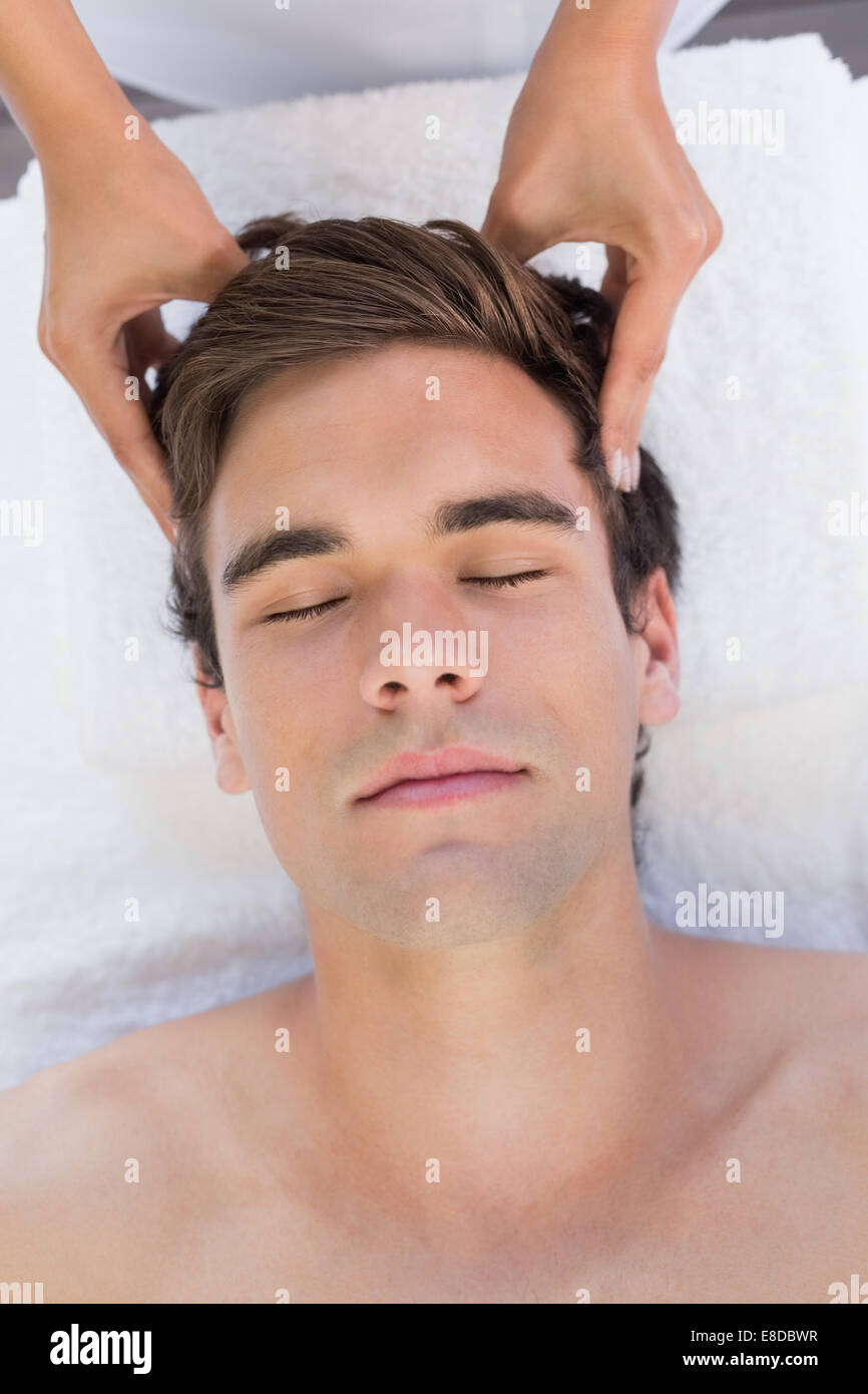Man Erhalt Kopf Massage im Wellnesscenter Stockfoto