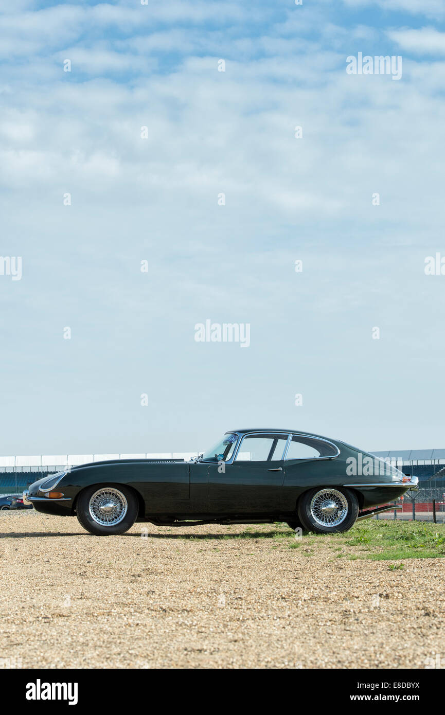 E Typ Jaguar. Britische Sportwagen-Klassiker in Silverstone, Nothamptonshire, England Stockfoto