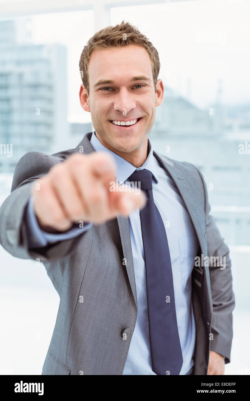 Intelligente junge Geschäftsmann im Anzug auf Sie gerichtet Stockfoto