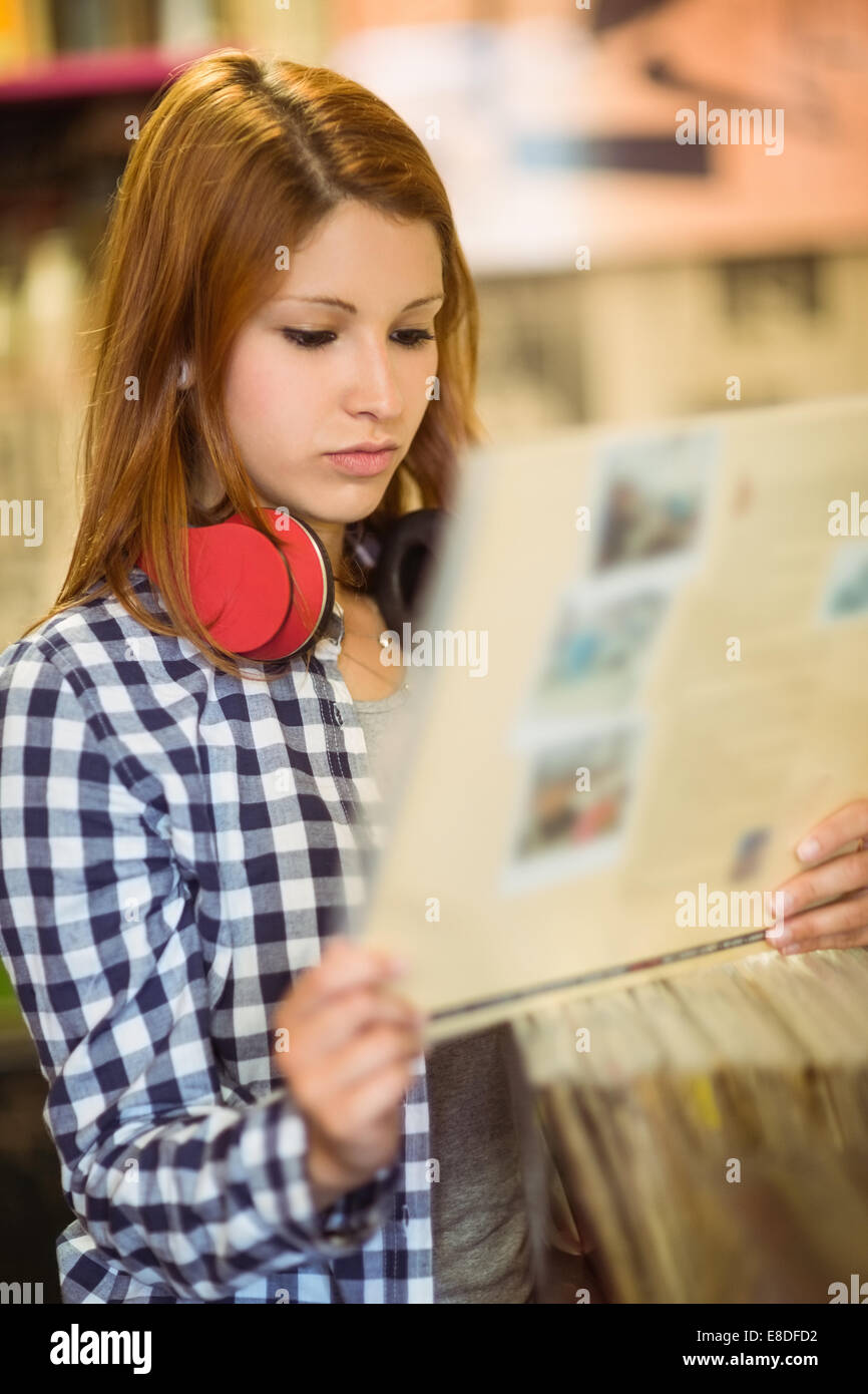 Rothaarige mit Check Shirt hält eine vinyl Stockfoto