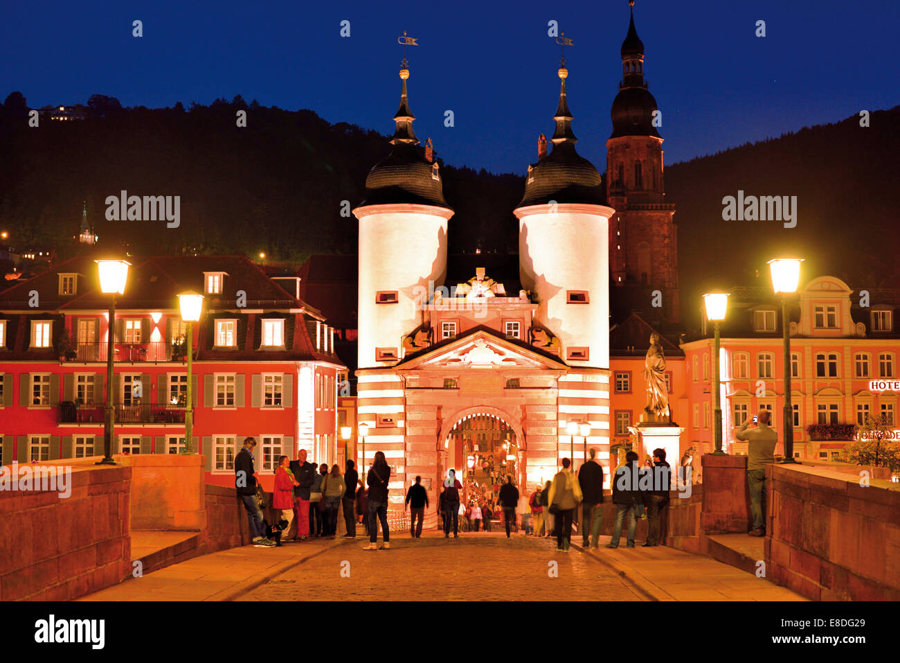 Deutschland: Nächtlicher Blick auf das mittelalterliche Portal der Heidelberg´s alte Brücke Stockfoto