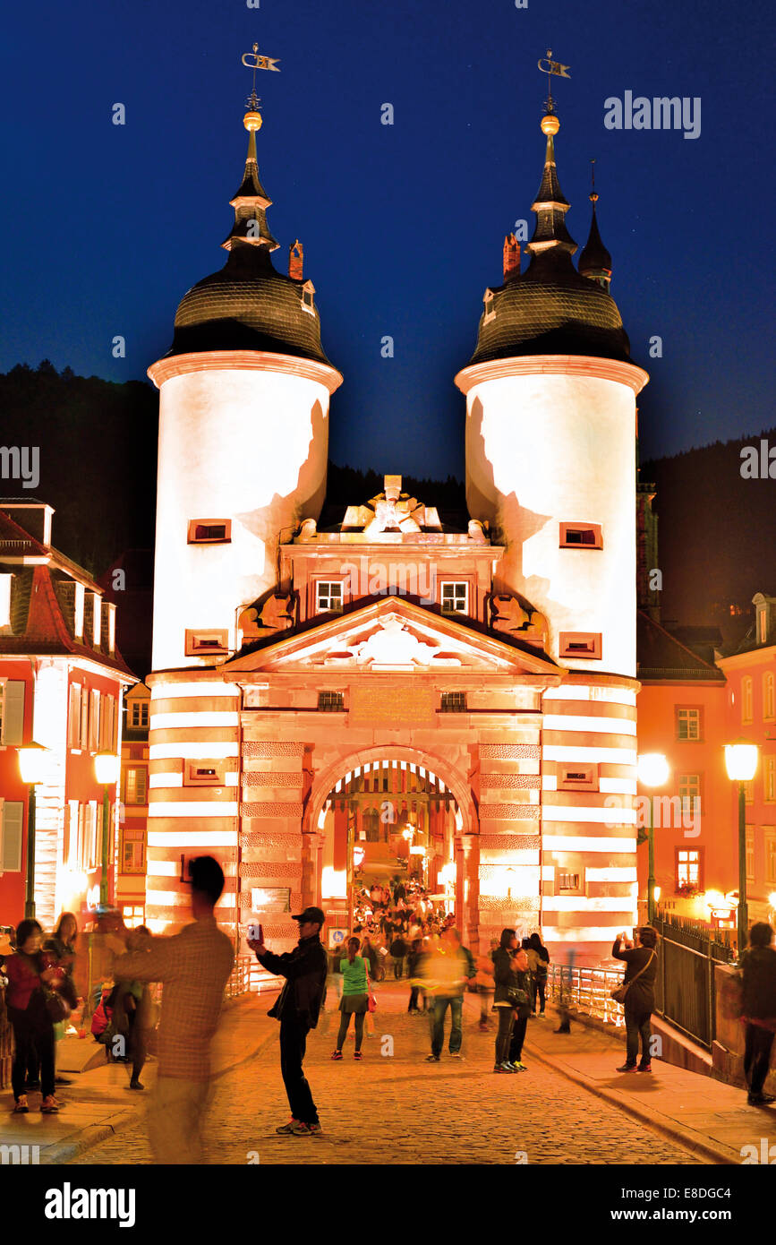 Deutschland: Nächtlicher Blick auf das mittelalterliche Portal der Heidelberg´s alte Brücke Stockfoto