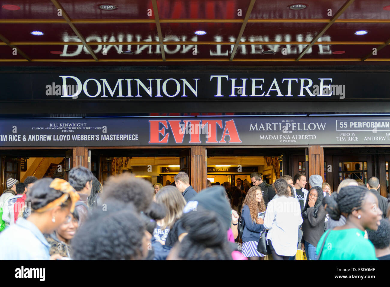 LONDON, UK - Oktober 05: Besucher am Eingang zu dem musical Evita im Theater Domäne der musikalischen ersetzt wir Roc Stockfoto