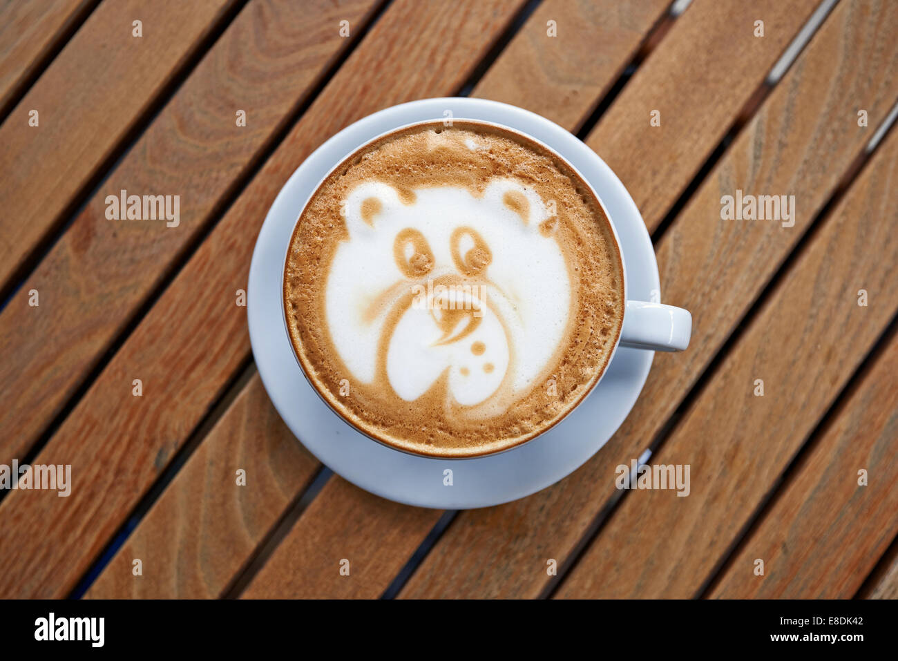 Teddybär Latte Art Kaffee Tasse auf einem Holztisch Stockfoto