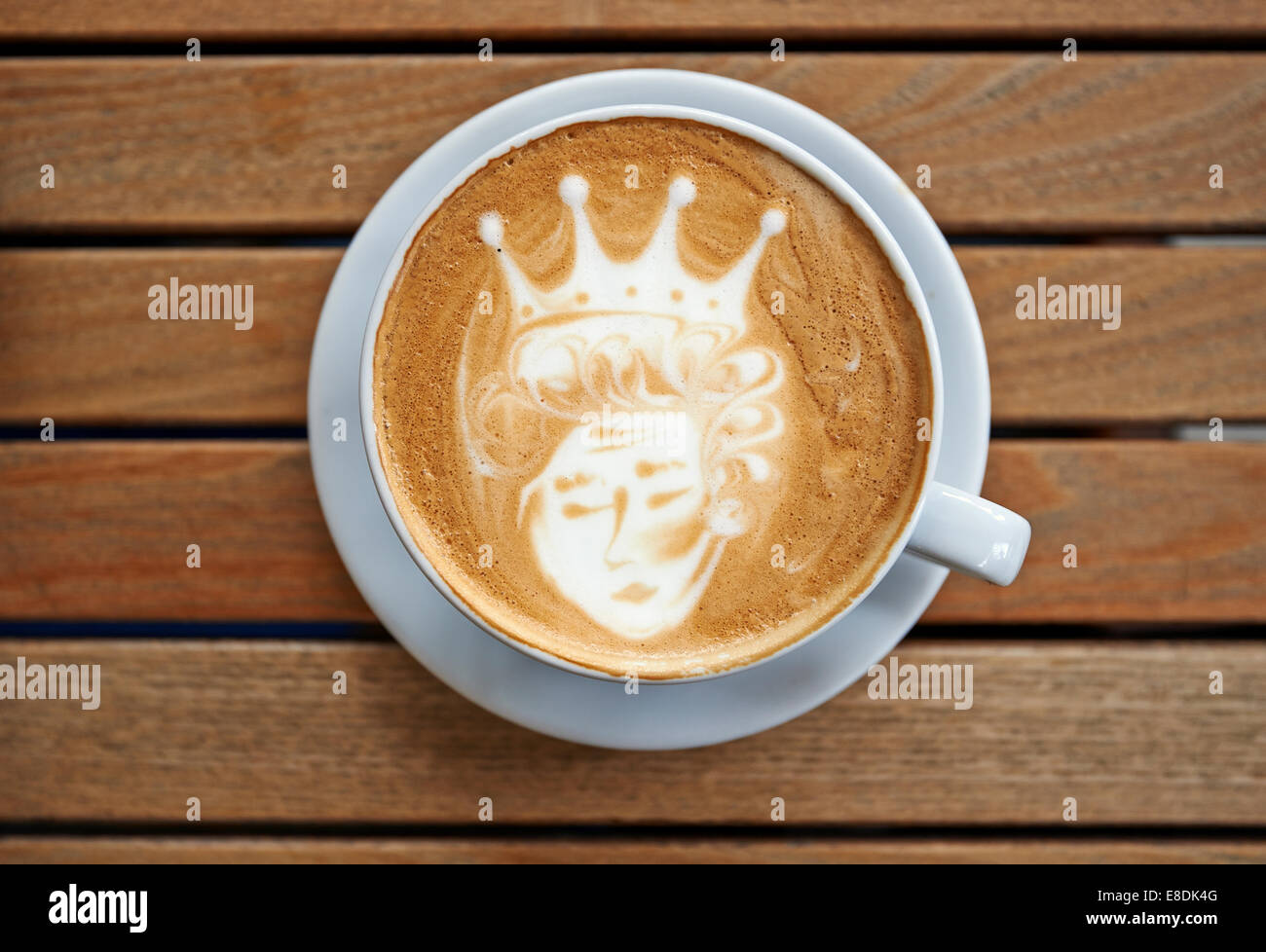 Königin Latte Art Kaffee Tasse auf einem Holztisch Stockfoto