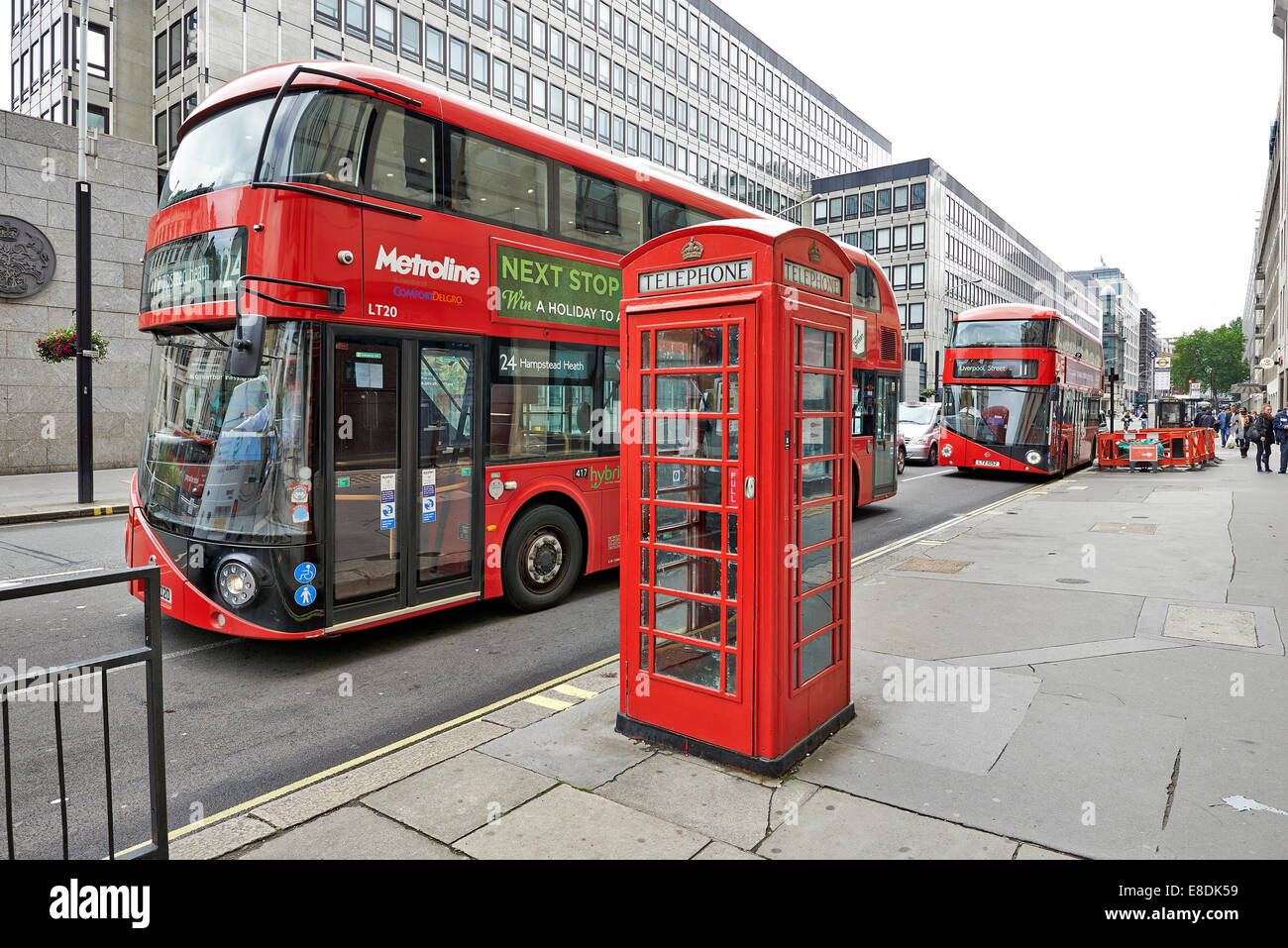 Rote Vintage Telefon Kabine und Bus in London am 7. Juni 2014 in London, Vereinigtes Königreich Stockfoto