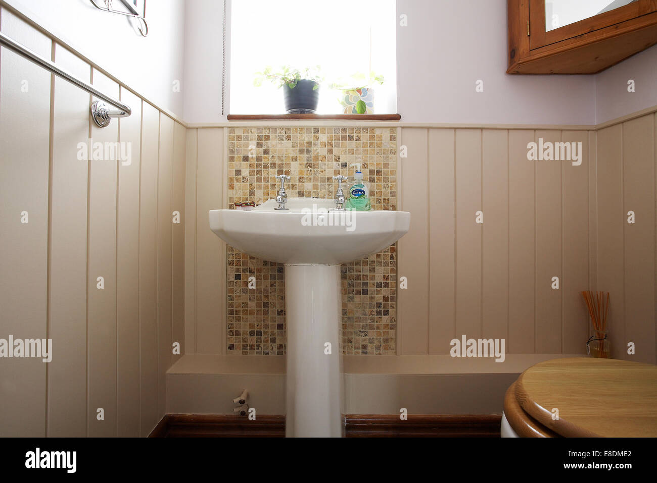 Im Erdgeschoss Garderobe WC und Waschbecken in einem Haus im Vereinigten Königreich. Stockfoto