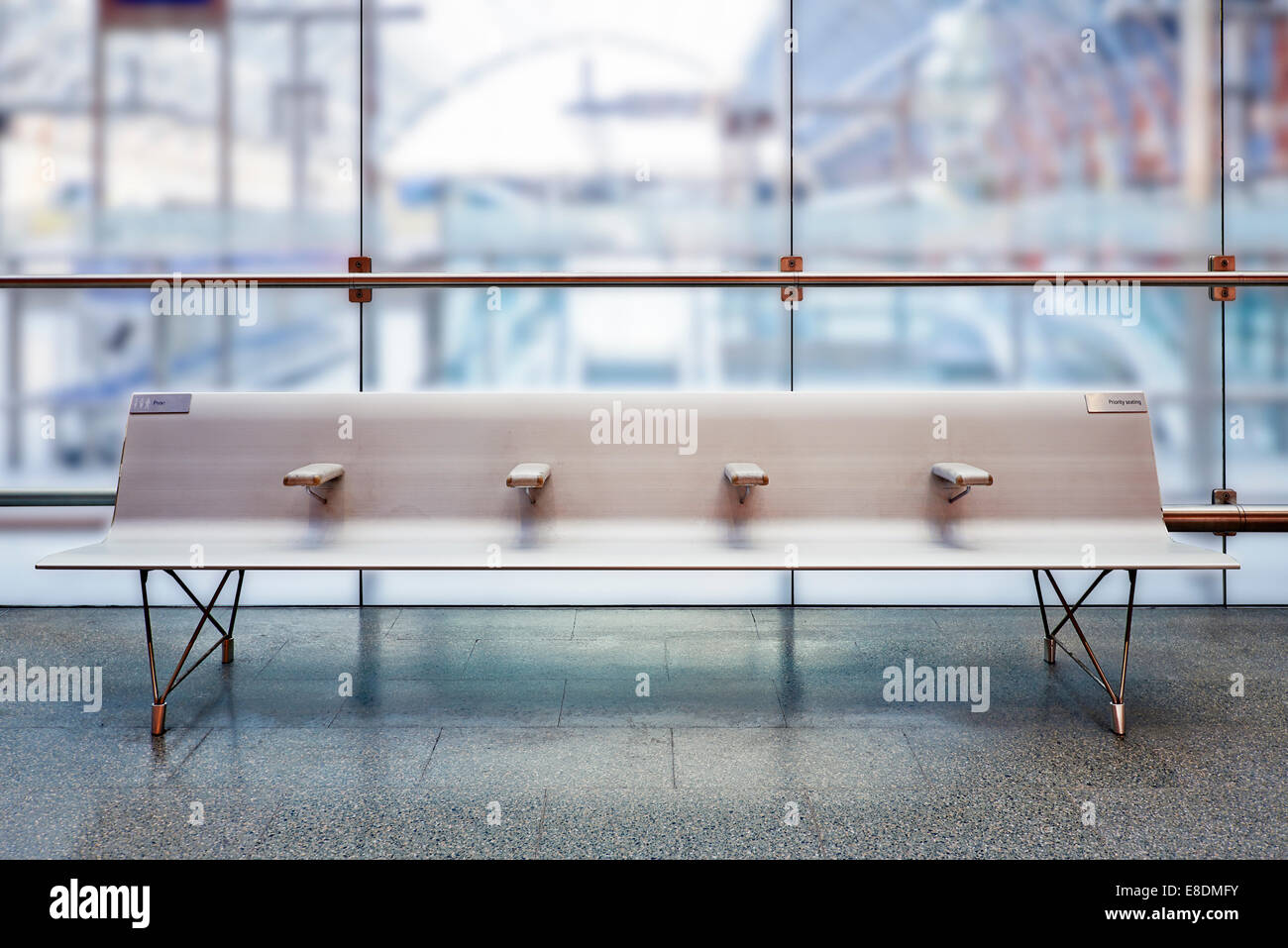 Leere Priorität Sitze in einem Bahnhof Stockfoto