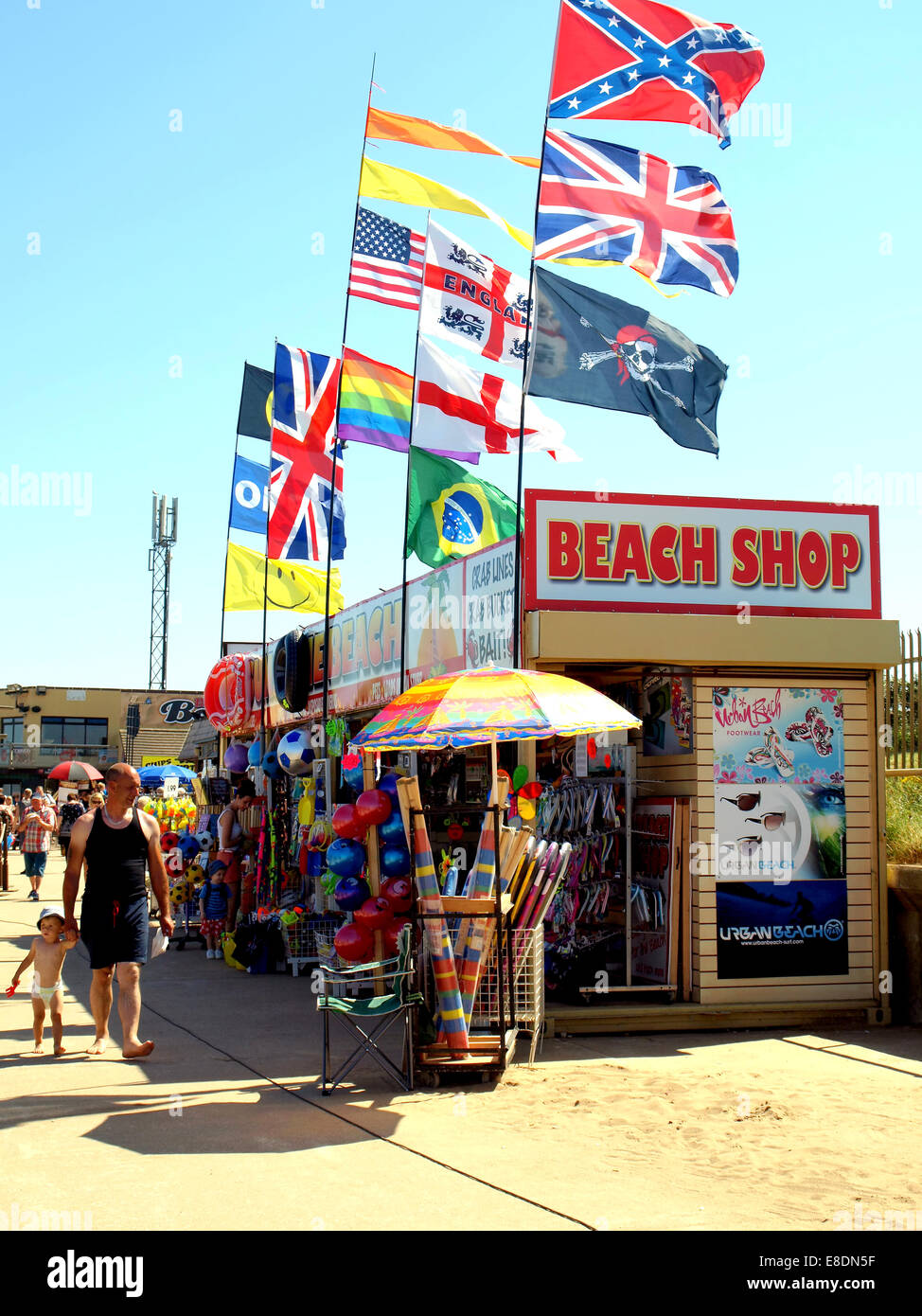 Ein Strand-Geschäft verkauft alles wesentliche für den Strand an der Promenade am Ingoldmells in der Nähe von Skegness, Lincolnshire, England, UK. Stockfoto