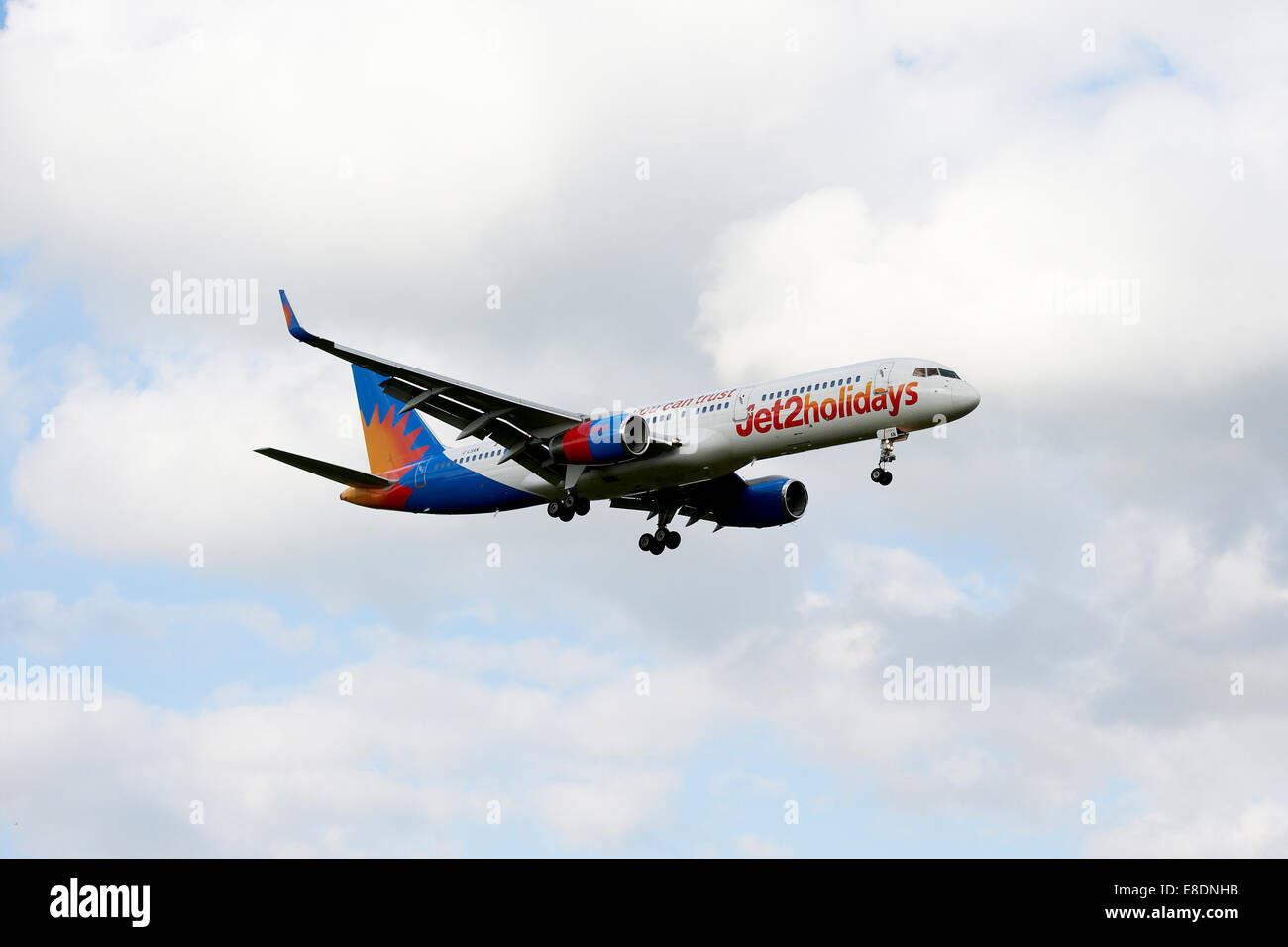 Jet2 Urlaub Jet2.com Boeing 757 G-LSAN landet auf dem Flughafen Leeds Bradford. Stockfoto
