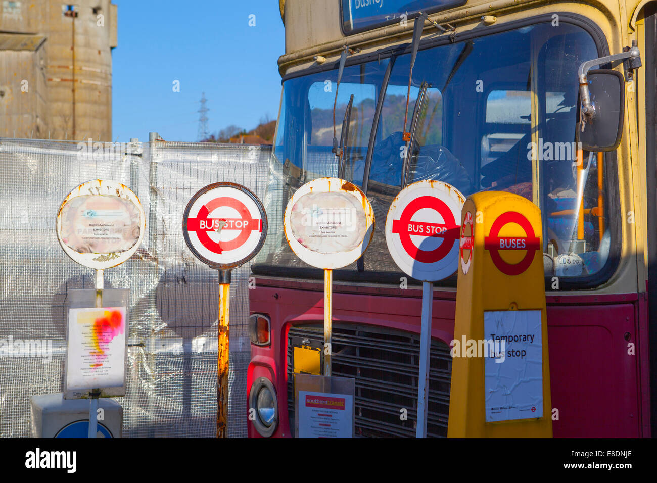 Alten temporäre Bus Stopp-Schilder Stockfoto