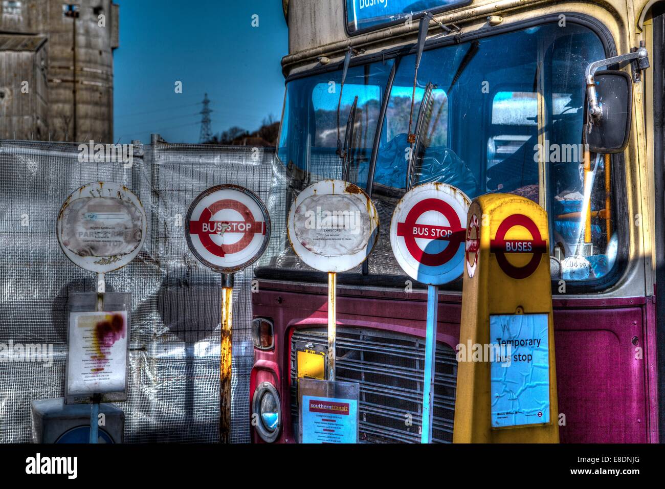Alten temporäre Bus Stopp-Schilder Stockfoto