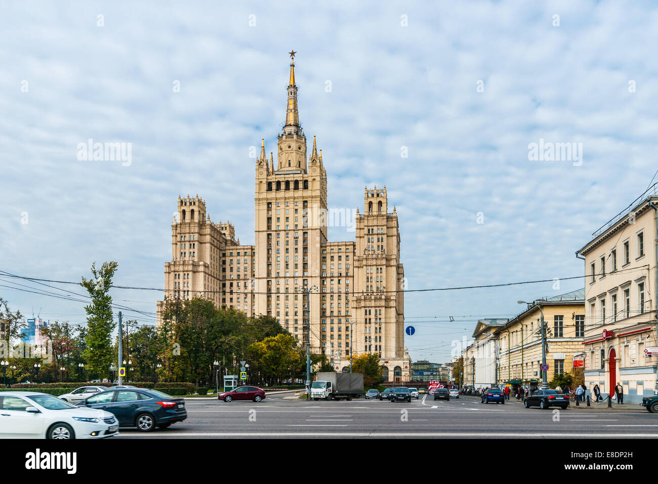 Nicht sehr hohen Wechselkurs kann auf Kudrinskaya Platz durch das berühmte große Wohngebäude beobachtet werden. Stockfoto