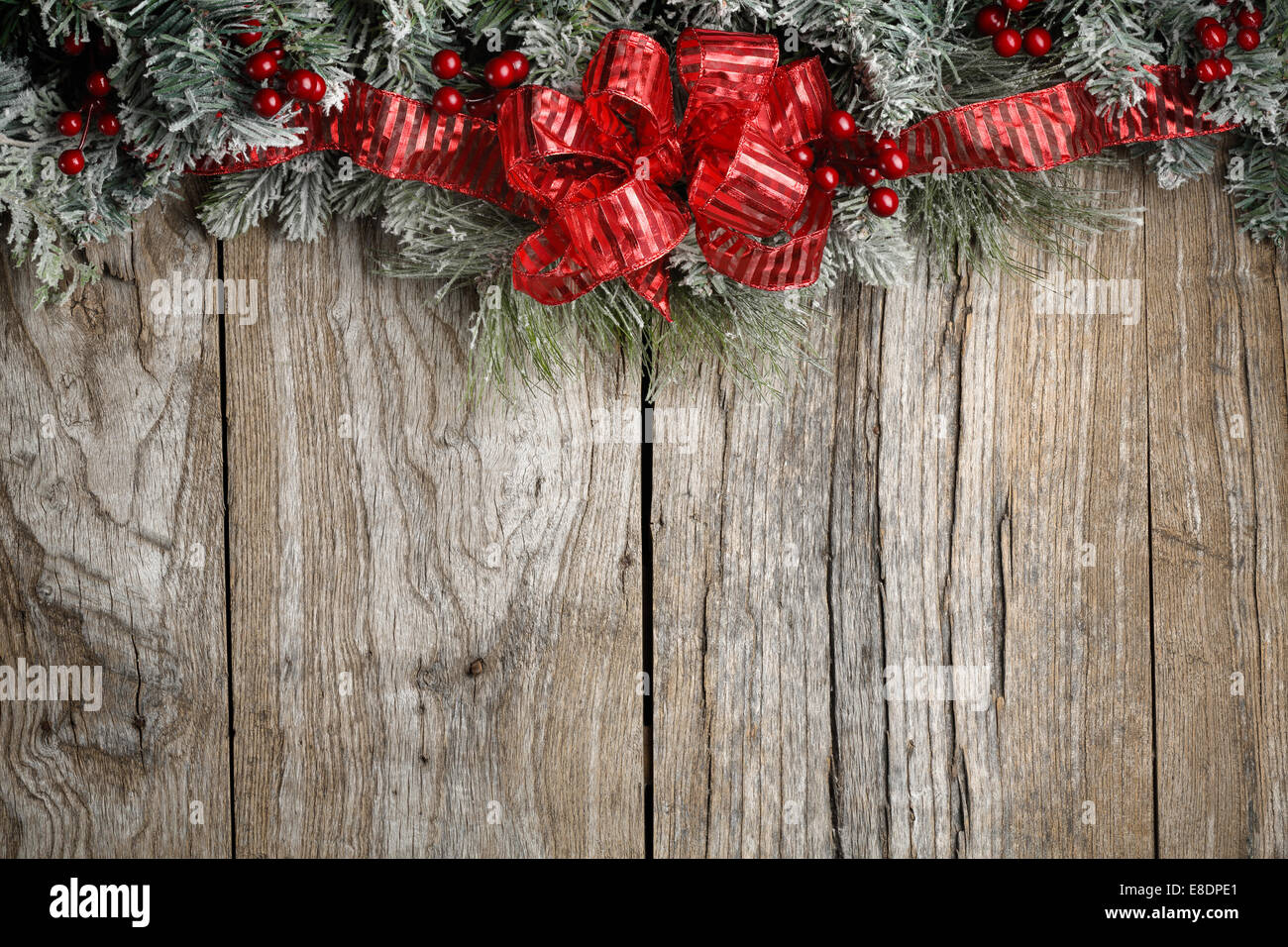 Weihnachts-Dekoration auf dem hölzernen Hintergrund Stockfoto
