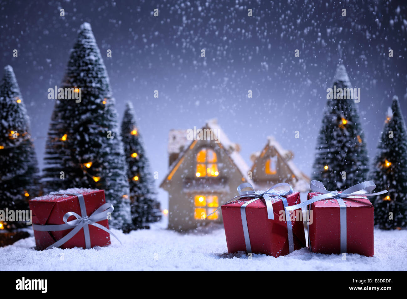 Winter-Szene mit Weihnachtsbaum, Miniatur von Wohnung und Geschenk-Boxen. Weihnachten-Konzept. Stockfoto