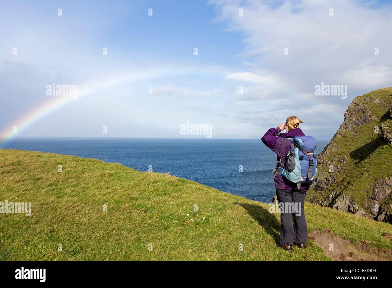 Frau beobachten von Wildtieren auf Faraid Kopf in der Nähe von Durness, Schottland, Vereinigtes Königreich Sutherland Stockfoto
