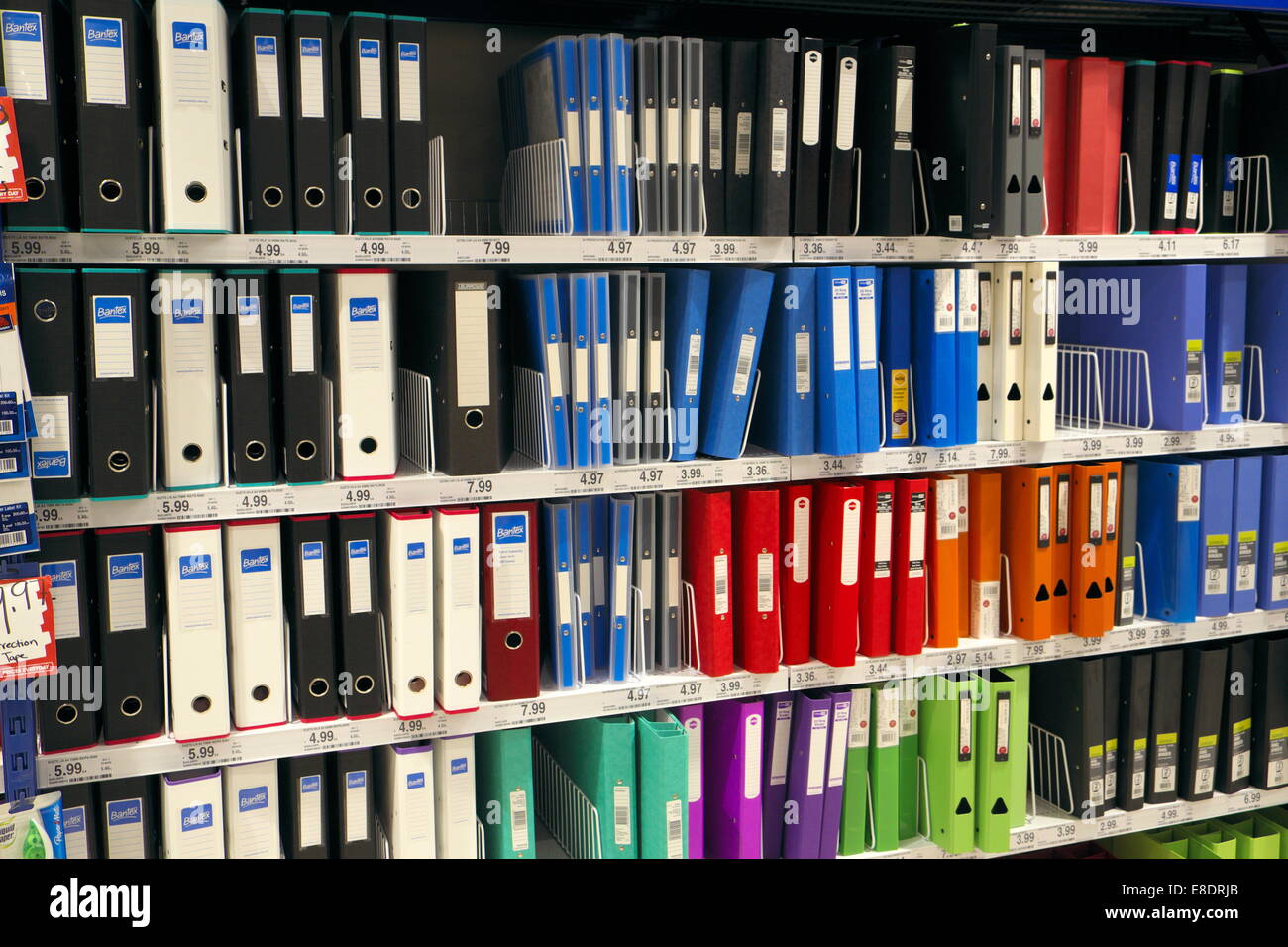 Hebel-Bogen-Dateien für den Verkauf in Officeworks Schreibwarenladen in Sydney, Australien Stockfoto
