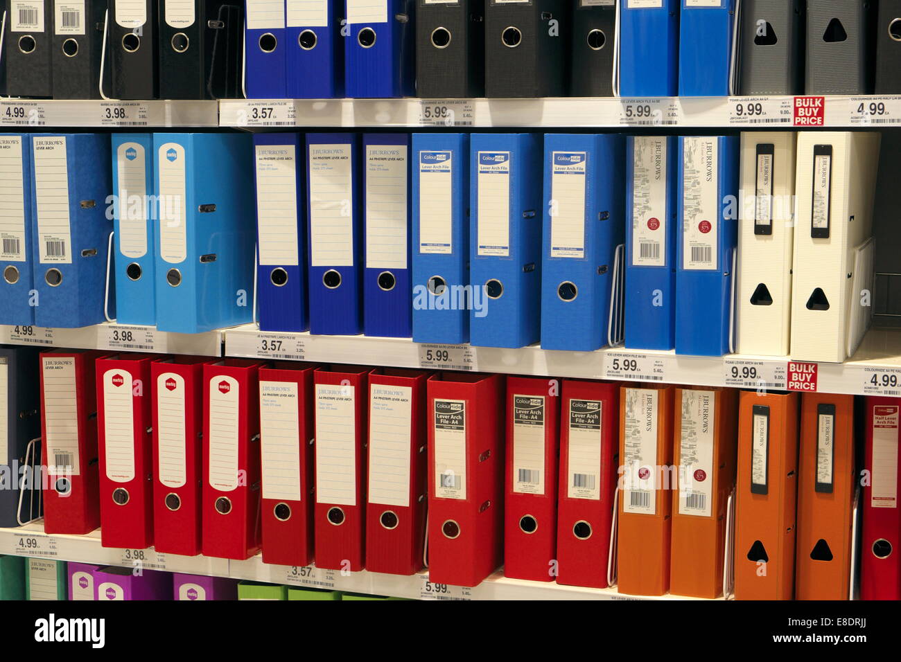 Hebel-Bogen-Dateien für den Verkauf in Officeworks Schreibwarenladen in Sydney, Australien Stockfoto