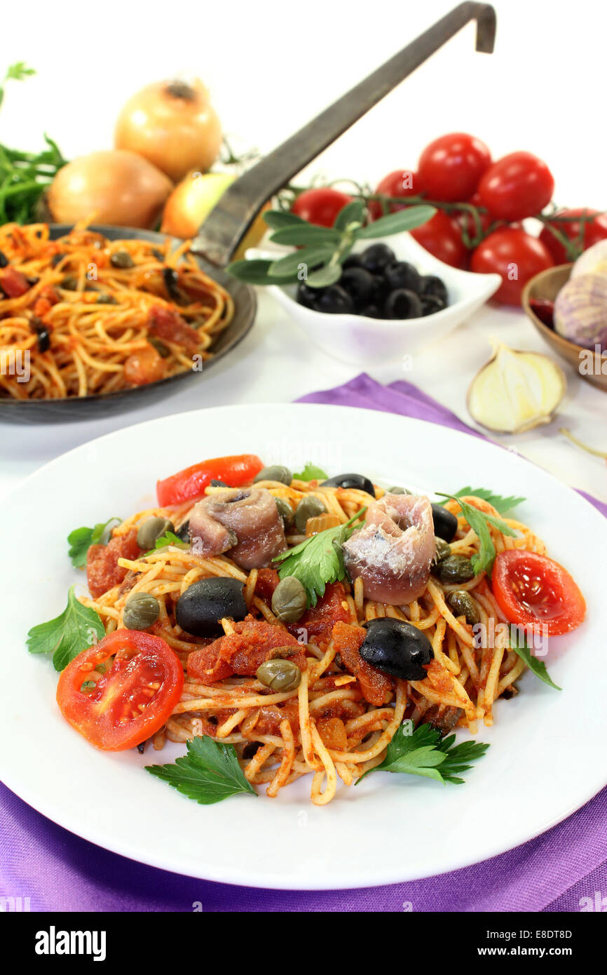 Capellini mit Tomaten, Sardellen, Kapern und Oliven Stockfoto
